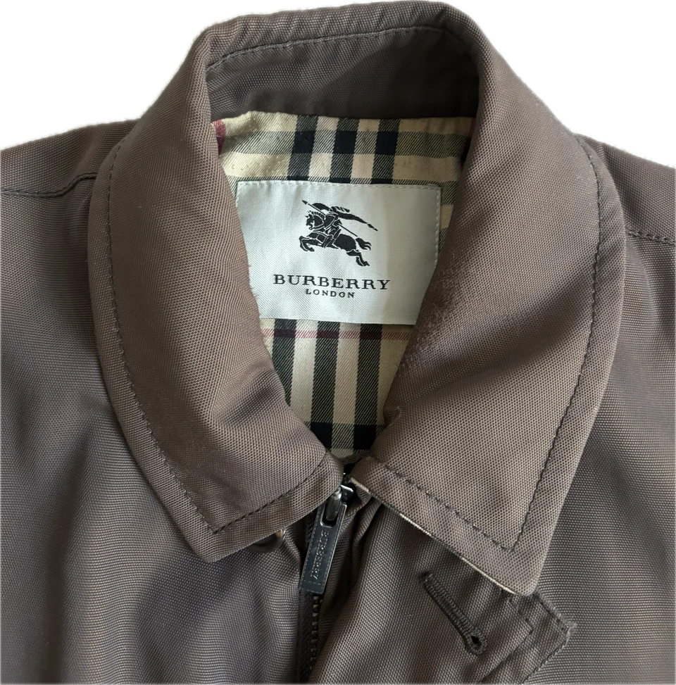 BURBERRY TRENCHCOAT - SIZE M